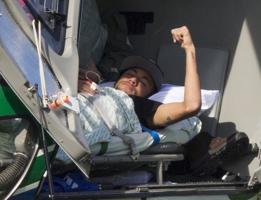 Zraněný brazilský útočník Neymar opustil tábor brazilské reprezentace a odjel domů, kam ho převezl vrtulník. Naposledy zamával spoluhráčům a fanouškům.