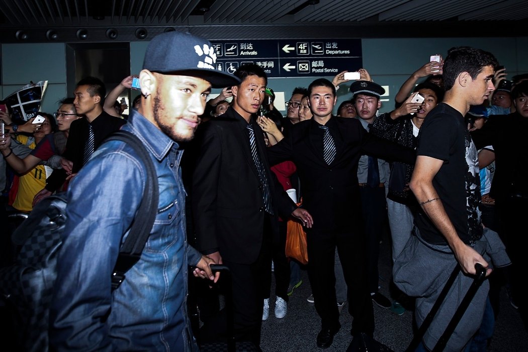Brazilský útočník Neymar na letišti v Pekingu, kde odehraje přípravný zápas proti argentinské reprezentaci.