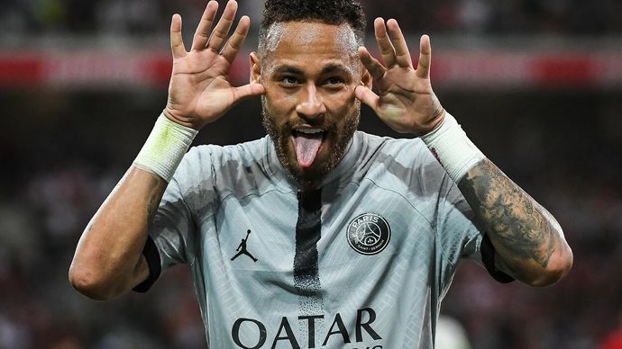 Brazilský fotbalista Neymar smí svou partnerku podvádět, pokud dodrží pravidla. Nesmí cizí ženy líbat na rty a musí používat ochranu!