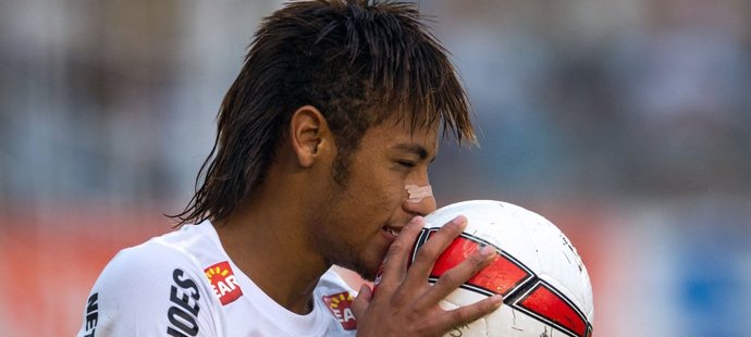 Hvězdný Neymar: Kouzelně ošálil soupeře, který musel faulovat