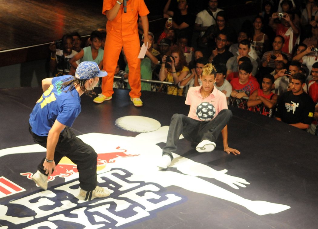 Talent Neymar před časem vyzval ve Freestyle Battle míčového kouzelníka Garniera