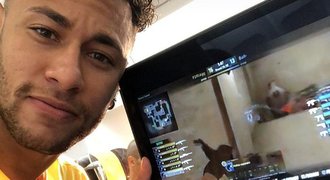 VIDEO: Fotbalová hvězda Neymar září nejen ve fotbale. Ovládá i CS:GO