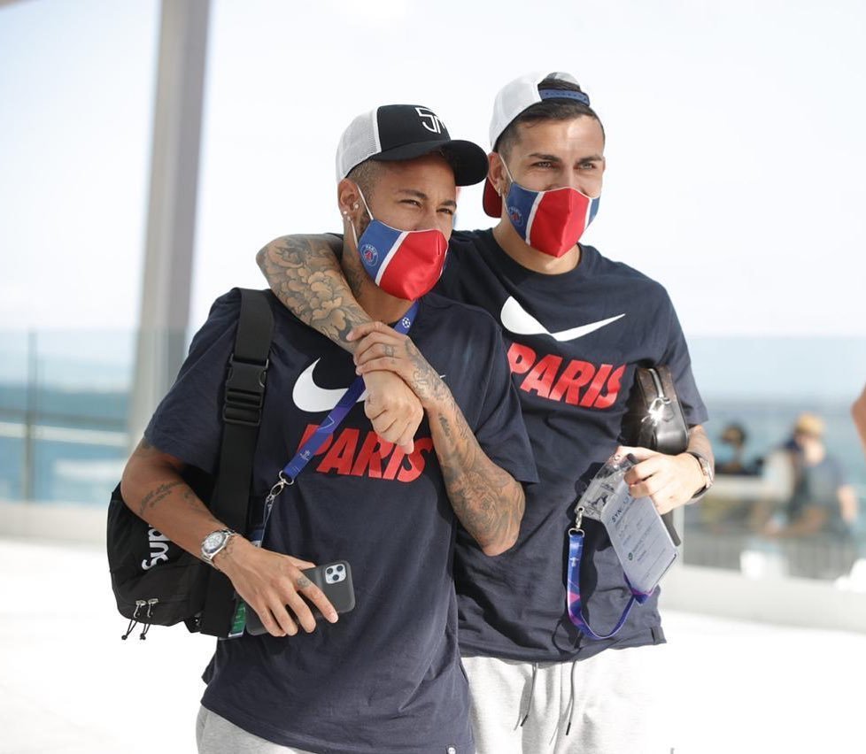 Brazilský míčový kouzelník Neymar a Leandro Paredes