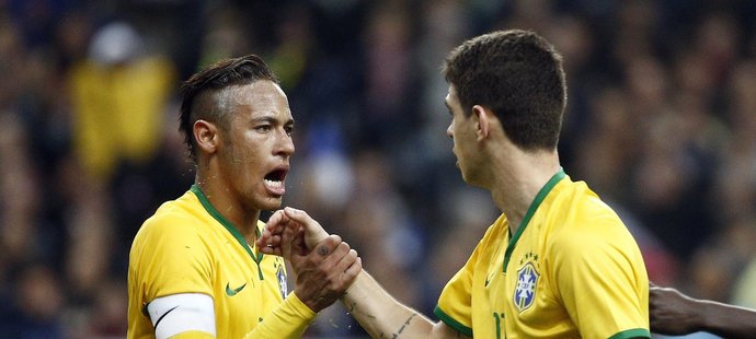 Brazilské hvězdy Neymar a Oscar se radují z gólu do sítě Francie