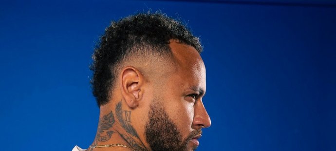 Neymar po šejcích žádá kromě astronomického platu také několik aut, soukromý tryskáč i luxusní vilu s personálem.