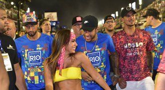 Neymar v zajetí sexuchtivých krásek. Brazilský fotbalista si karneval v Riu užil