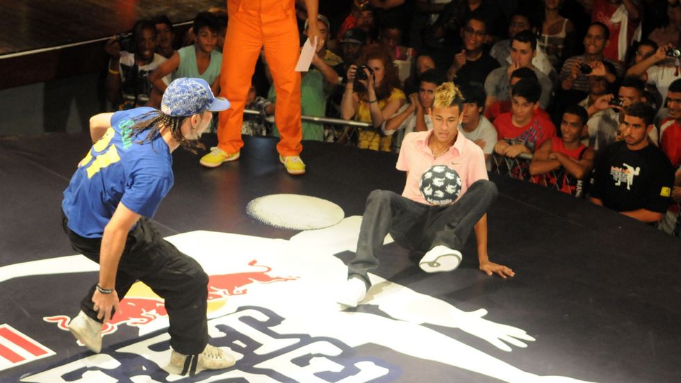 Brazilec Neymar vyzval ve \"Freestyle Battle\" kouzelníka Garniera.