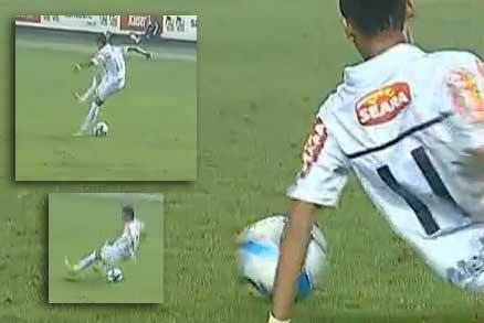 Brazilec Neymar si vybral slabší chvilku a upadl jako žáček.