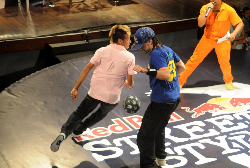 Freestylová bitva mladíčka Neymara s míčovým virtuosem Garnierem