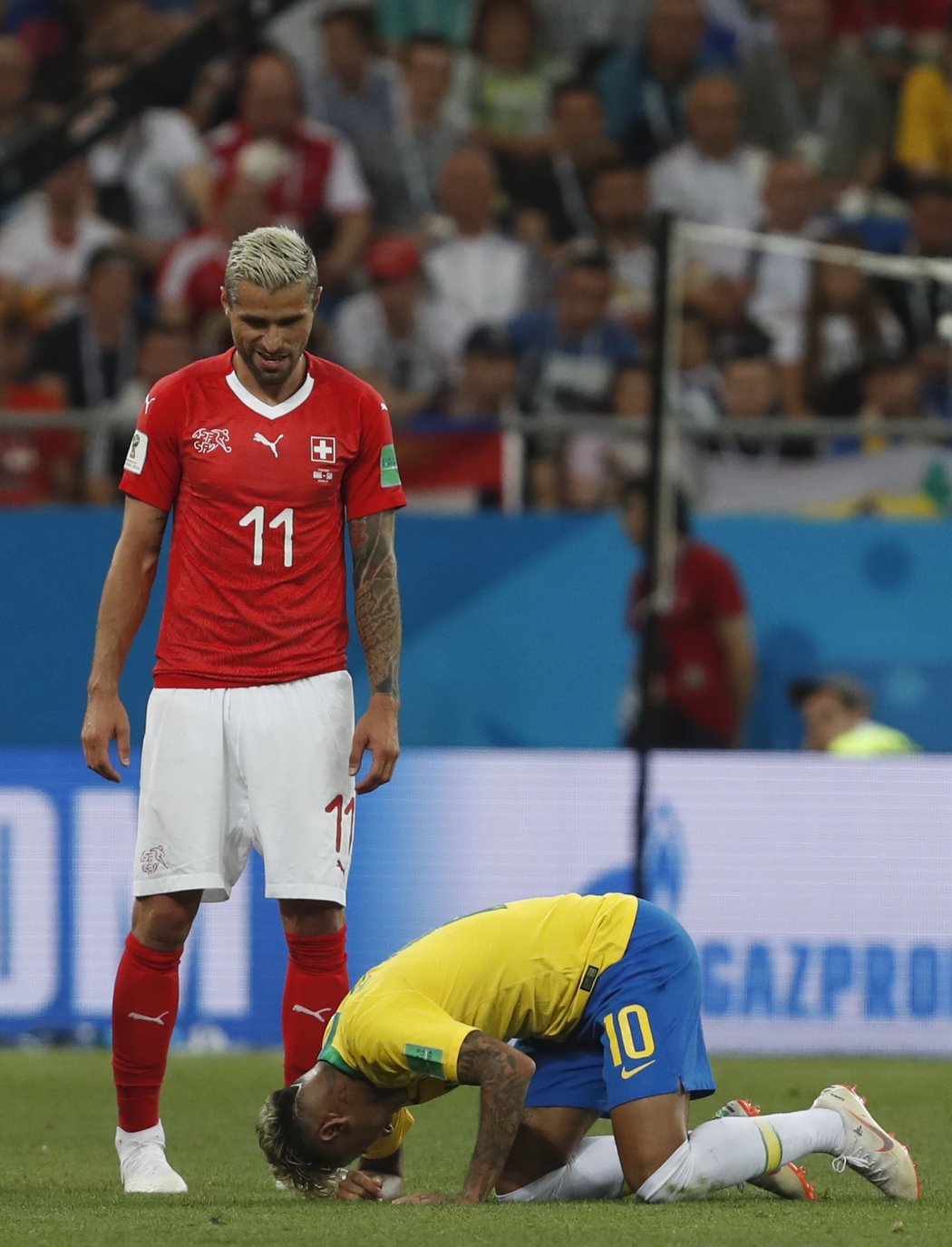 Behrami se musel smát tomu, jak často Neymar padal