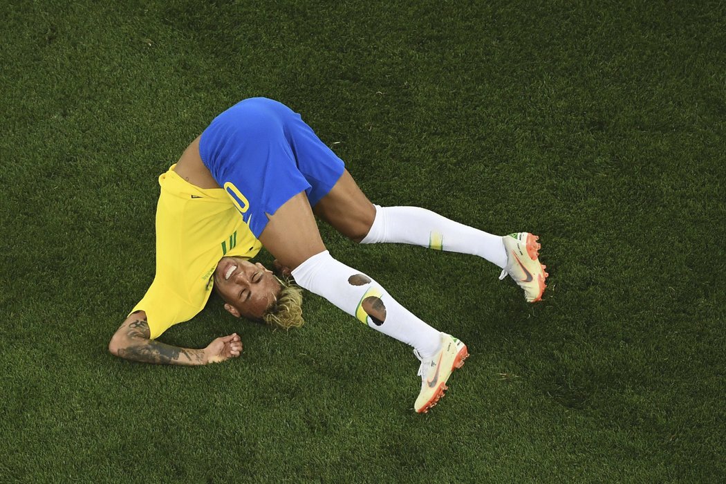 Neymar se po faulech dostal i do krkolomných pozic