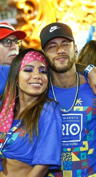 Neymar na karnevalu se zpěvačkou Anittou