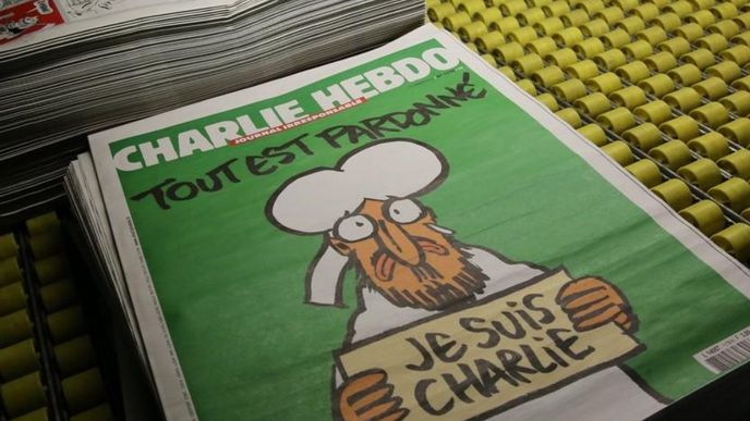 Nezalekli se a dál pokračují ve šlépějích svých mrtvých kolegů. Francouzský týdeník Charlie Hebdo, který se stal minulý týden terčem teroristického útoku, vyjde ve středu s karikaturou plačícího muslimského proroka Mohameda a nápisem Je suis Charlie (Já jsem Charlie) na titulní straně.