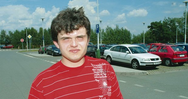 Pavel Suchánek (24) pracovat v továrně jako montážní dělník.