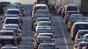 Nezbývánež regulovat.Čínské hlavní město Pekingv příštím roce výrazně omezíregistrace nových motorovýchvozidel. Chce tak zmírnitrozsáhlé dopravní zácpy.Vedení města napřesrok pustína silnice pouze240 tisíc nových vozů, což jezhruba třetina ve srovnánís letošním rokem.