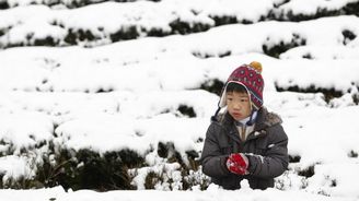 Východní Asii zasáhlo nezvykle chladné počasí, vyžádalo si desítky obětí