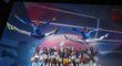Skupina cheerleaders LA Rams doplněná o dva tanečníky