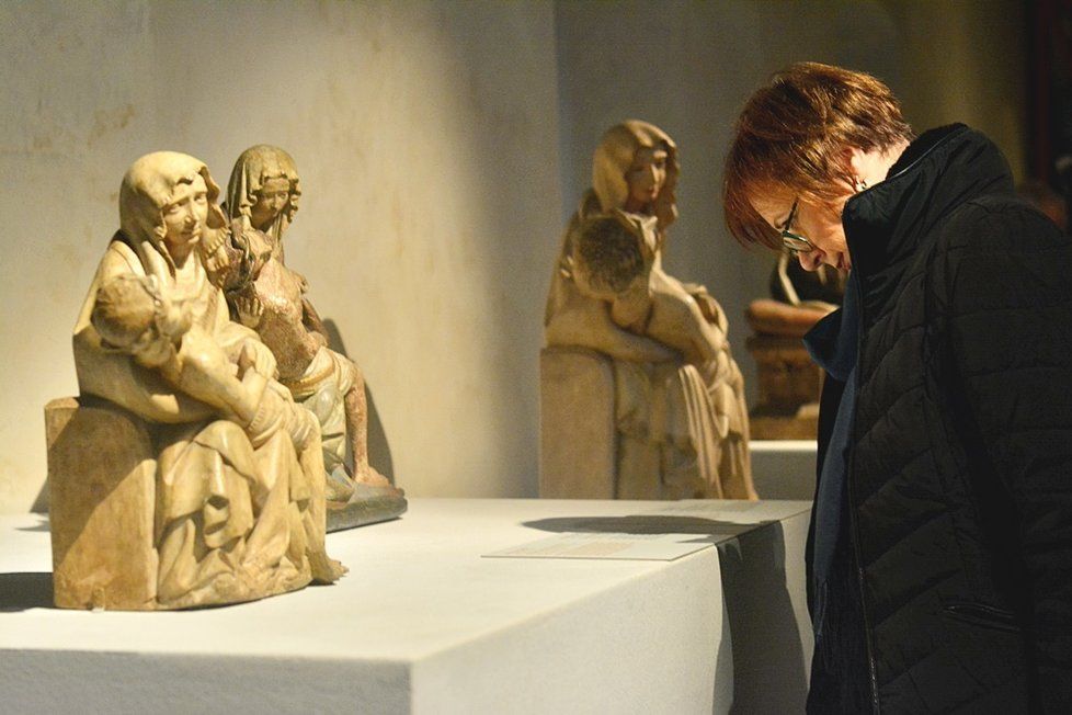 Poslední letošní výstavou Národní galerie Praha je výstava v Anežském klášteře věnovaná krásným madonám. (2019)