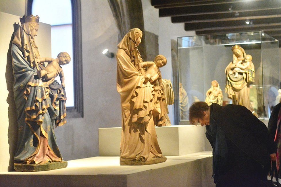 Poslední letošní výstavou Národní galerie Praha je výstava v Anežském klášteře věnovaná krásným madonám. (2019)