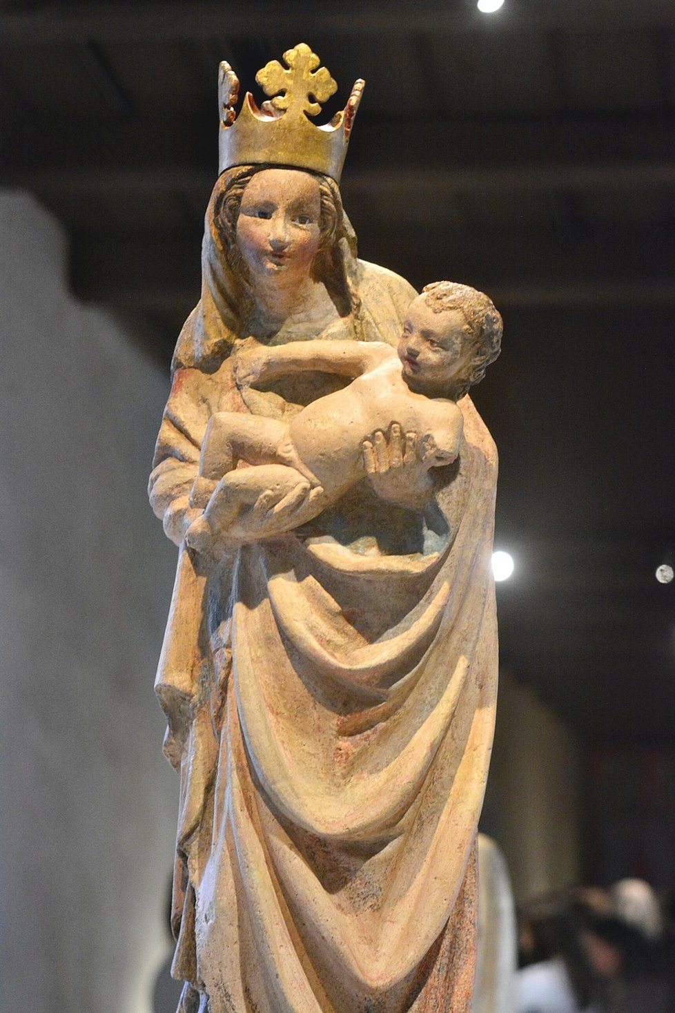 Poslední letošní výstavou Národní galerie Praha je výstava v Anežském klášteře věnovaná krásným madonám. (2019)