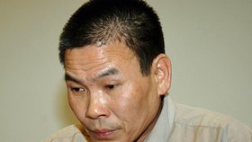 Nguyen Duy Hoi odešel od soudu domů. Soudce Milan Štejr uvěřil jeho pokání a pustil ho z vazby.
