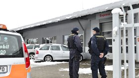 Policisté střeží autosalon