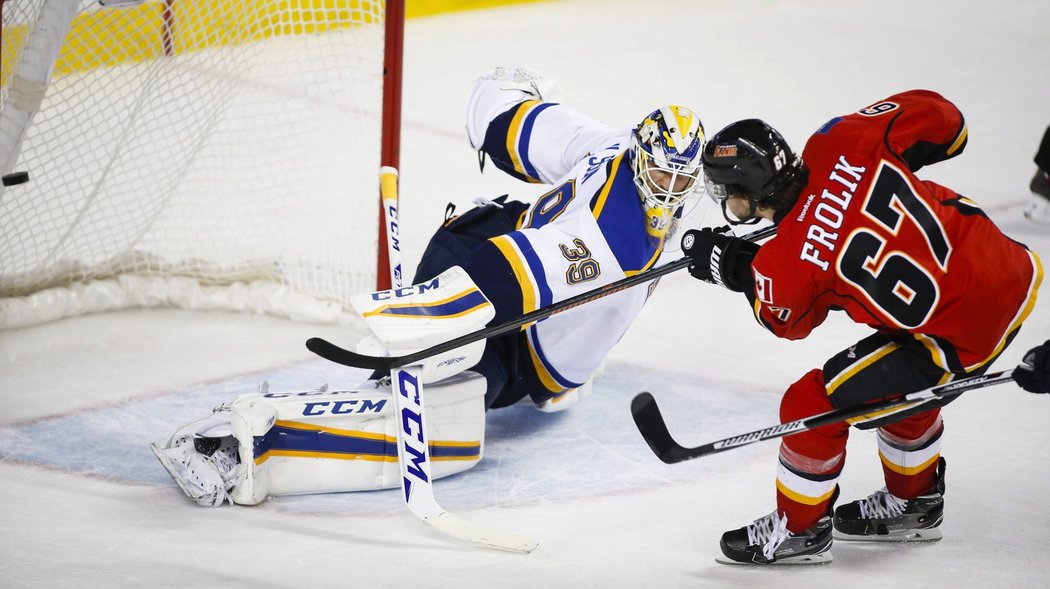 Michael Frolík překonává švédského brankáře St. Louis Blues Anders Nilsson