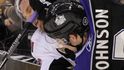 Český hokejista Milan Michálek se pustil do obránce LA Kings Jacka Johnsona.
