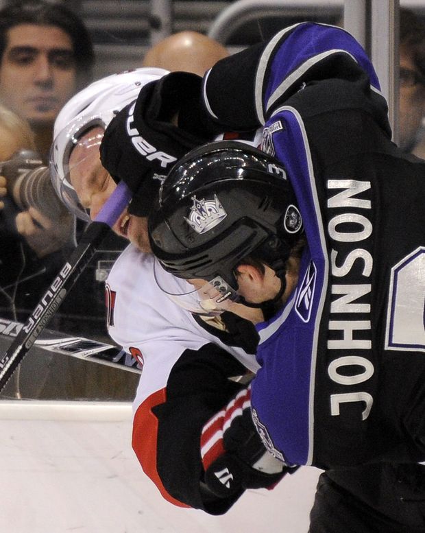 Český hokejista Milan Michálek se pustil do obránce LA Kings Jacka Johnsona. Český hokejista Milan Michálek se pustil do obránce LA Kings Jacka Johnsona.