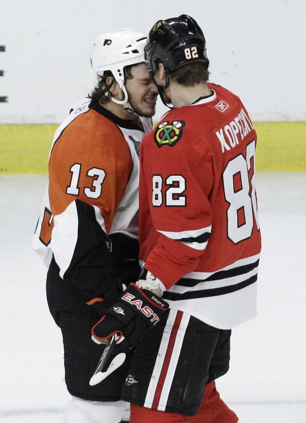 Dan Carcillo provokuje Slováka Kopeckého. Dan Carcillo provokuje Slováka Kopeckého.