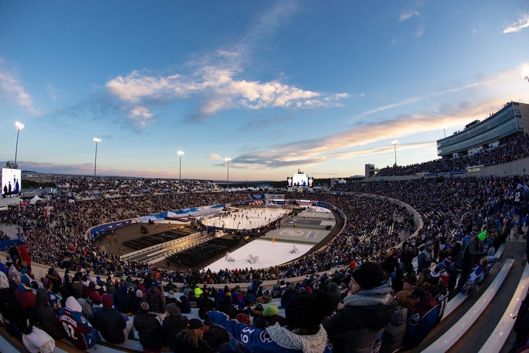 Zatím poslední venkovní zápas v NHL, na stadionu v Coloradu se sešlo během zápasu Stadion Series mezi Coloradem a Los Angeles