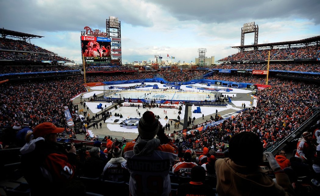 Zápas Winter Classic 2012 na stadionu Citizens Bank Park ve Philadelphii, Flyers hráli s Rangers  a souboj navštívilo 6,967 diváků