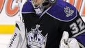 Jonathan Quick, brankář LA Kings, nestačil na ránu Milana Michálka. Puk mu prolétl kolem krku.
