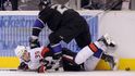 Jeden z mnoha soubojů dnešní noci NHL.
