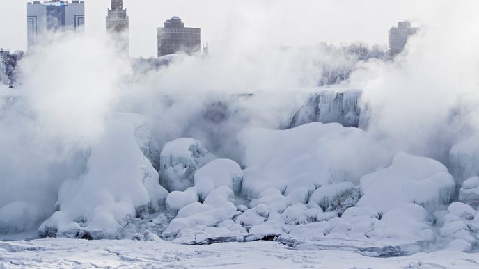 Úchvatný pohled na zamrzlé Niagarské vodopády