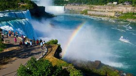 Niagarské vodopády jsou jednou z nejpopulárnějších turistických atrakcí v USA.