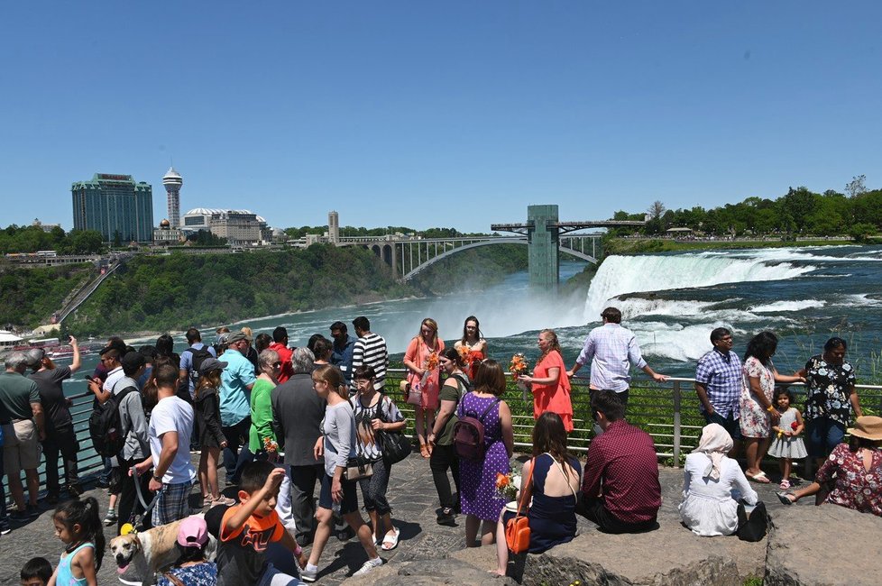 Niagarské vodopády jsou jednou z nejpopulárnějších turistických atrakcí v USA.