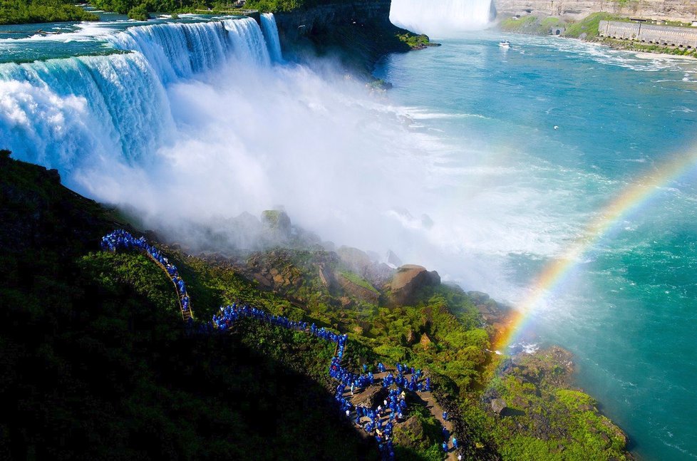 Niagarské vodopády jsou jednou z nejpopulárnějších turistických atrakcí v USA.