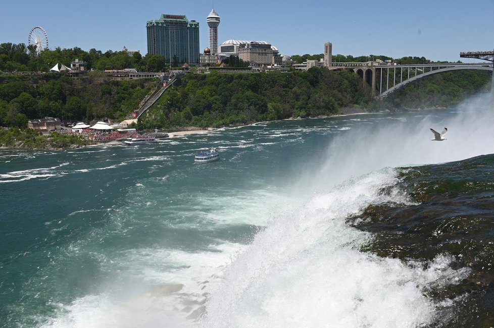 Niagarské vodopády jsou jednou z nejpopulárnějších turistických atrakcí v USA.