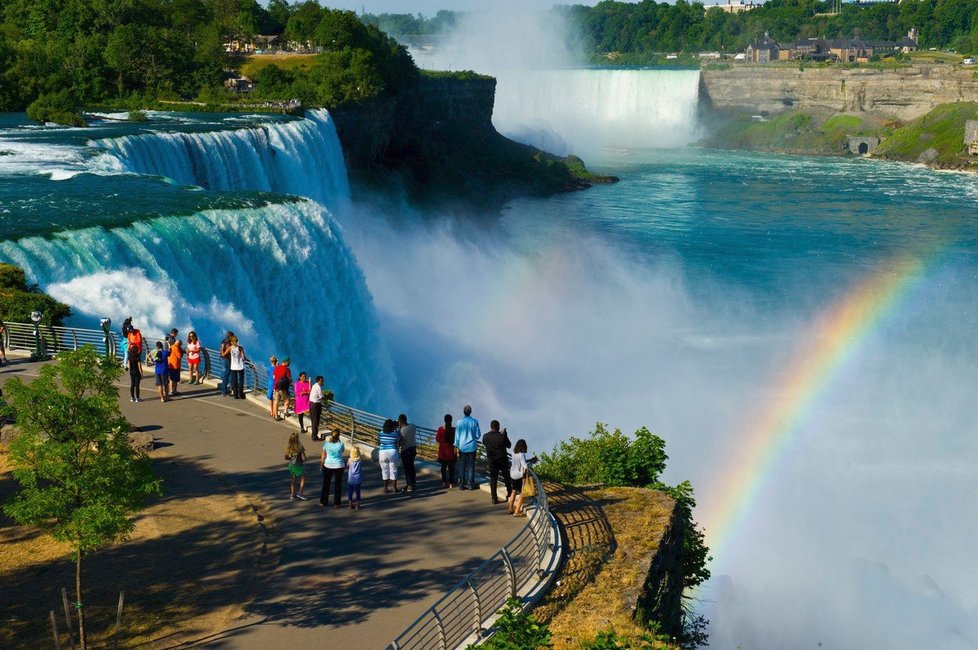 Niagarské vodopády jsou jednou z nejpopulárnějších turistických atrakcí v USA.