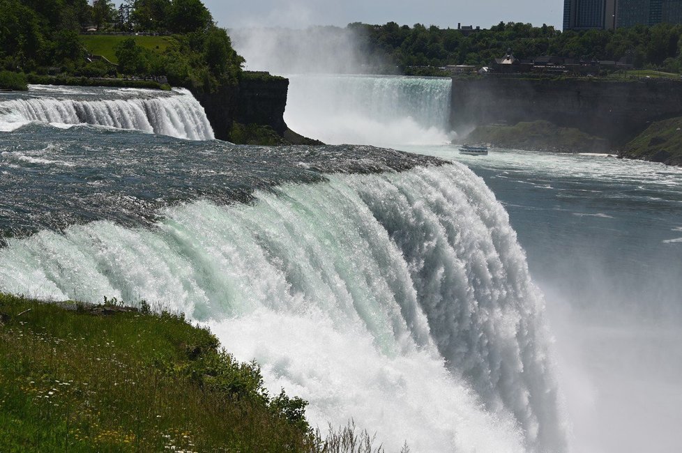 Niagarské vodopády jsou jednou z nejpopulárnějších turistických atrakcí v USA.