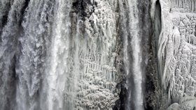 Zamrzlé Niagarské vodopády lákají turisty z celého světa. Dostat se k nim kvůli chladnému počasí je ale pro mnohé nadlidský úkol.