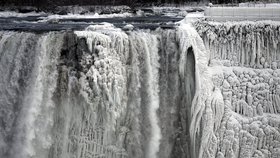 Zima je už v Severní Americe natolik velká, že zamrzly už i Niagarské vodopády.