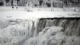 Fotografie pocházející z americké strany vodopádů ukazuje, jak turisté nemohou od krásy odtrhnout oči.