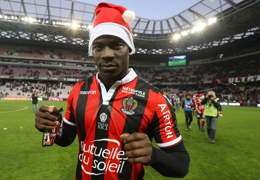 Útočník Nice Mario Balotelli rozhodl zápas s Dijónem dvěma góly a pak slavil jako Santa Claus