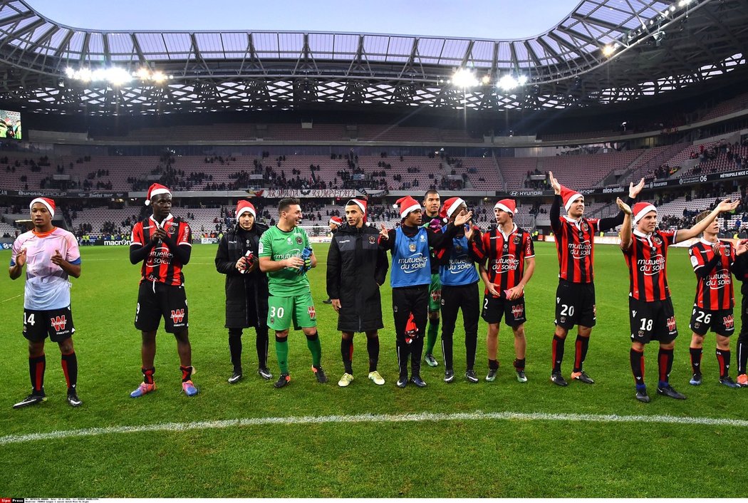Fotbalisté Nice vedou francouzskou ligu, výhru slavili jako Santa Clausové