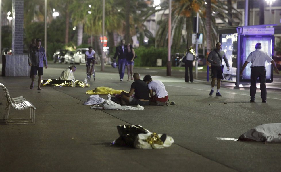 Ulice Nice po krvavém útoku, zřejmě šlo o terorismus.