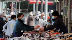 Obyvatelé chránící se před nákazou koronavirem ve francouzském Nice (18. 2. 2021)