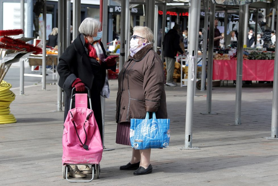 Obyvatelé chránící se před nákazou koronavirem ve francouzském Nice (18. 2. 2021)