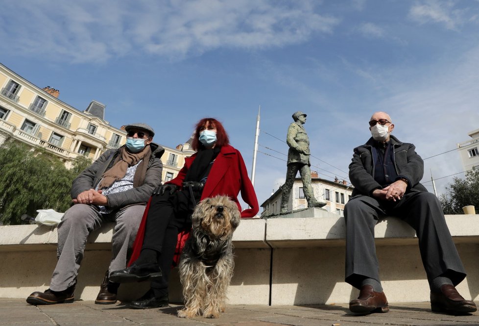 Obyvatelé chránící se před nákazou koronavirem ve francouzském Nice (18. 2. 2021)